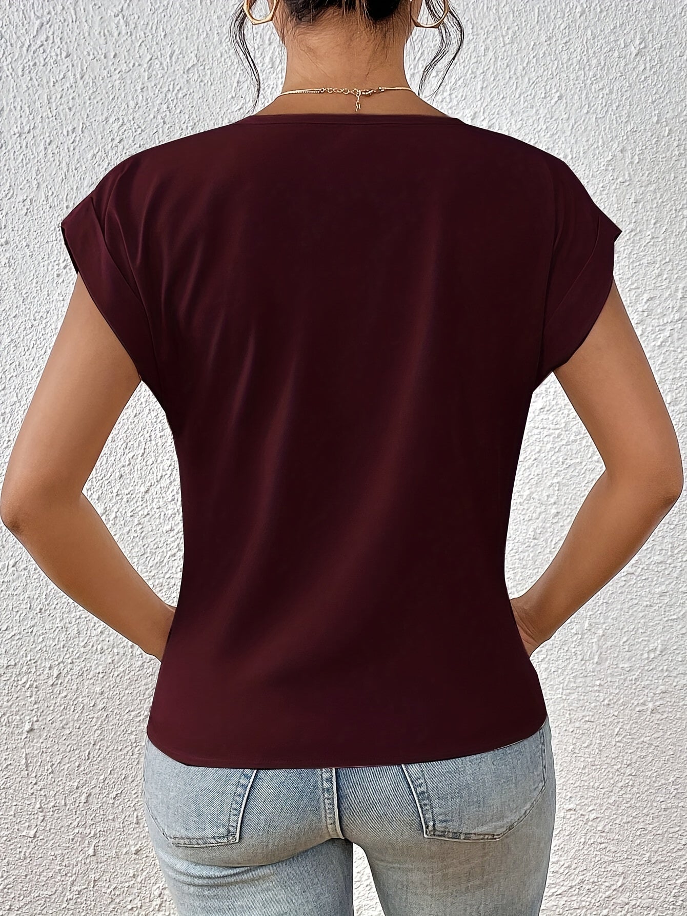Gigi™ – Šik top elegantselt sõlmiga ja moekate V-kujuliste lõigatud detailidega